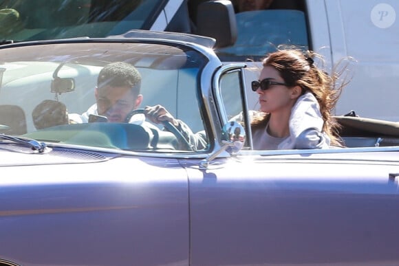 Kendall Jenner se promène avec Fai Khadra à bord d'une Cadillac décapotable de collection sur Mulholland Drive à Los Angeles, malgré l'épidémie de coronavirus (Covid-19), le 18 mars 2020.