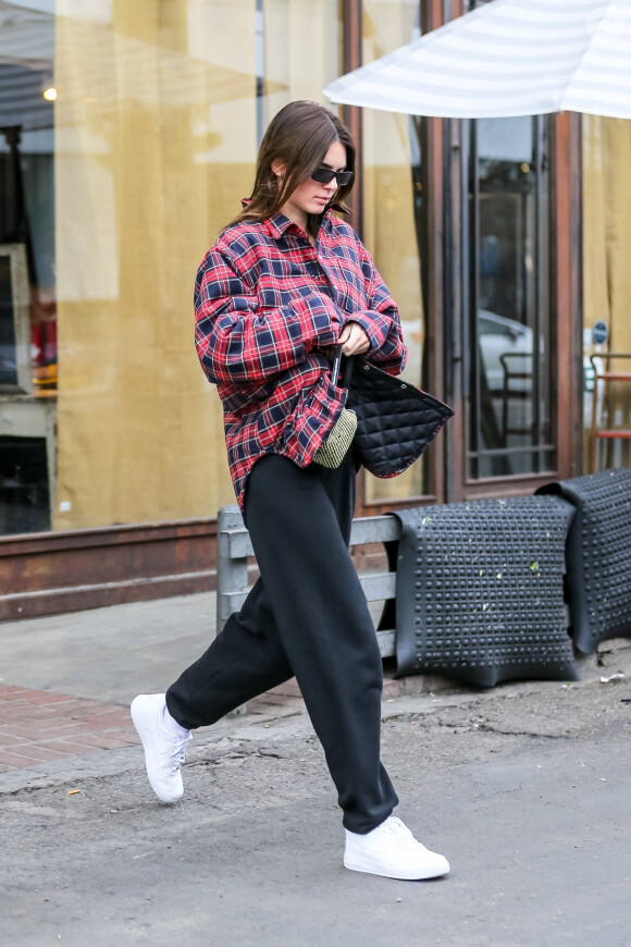 Kendall Jenner fait des courses dans le quartier de West Hollywood à Los Angeles, le 9 mars 2020