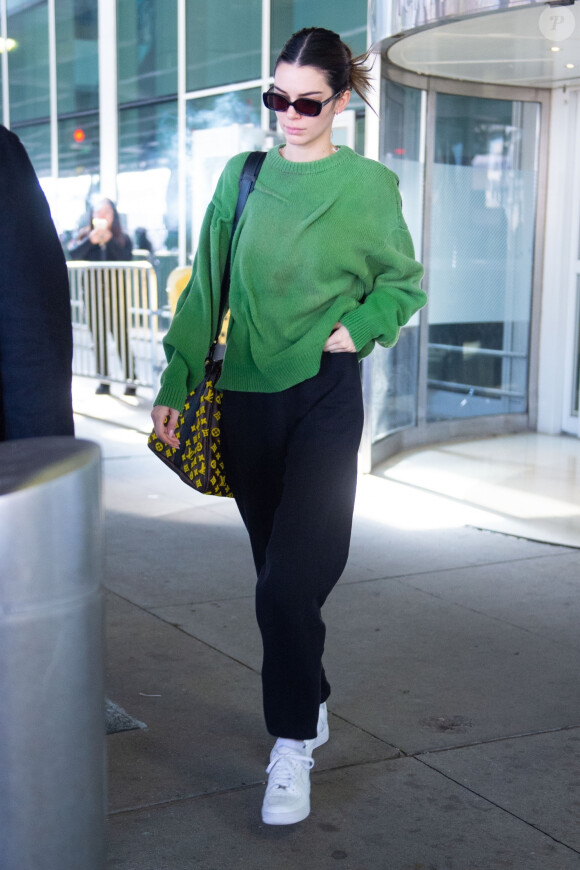 Kendall Jenner arrive à l'aéroport de JFK à New York, le 24 février 2020.