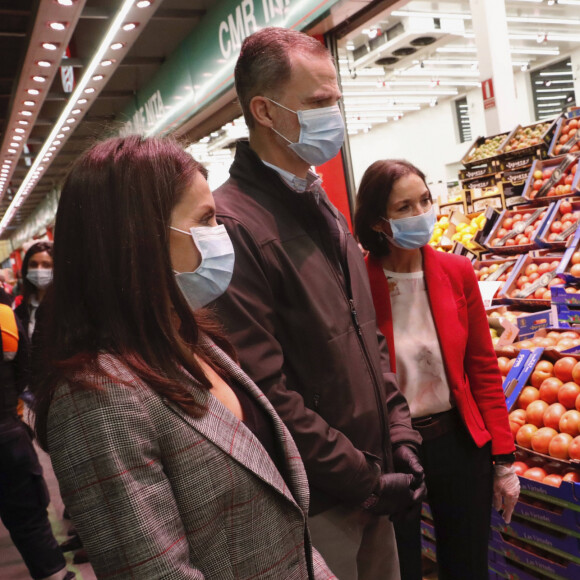 Le roi Felipe VI d'Espagne et la reine Letizia ont visité Mercamadrid, la plus grande plateforme logistique de produits frais d'Espagne, le 21 mai 2020 à partir de 5h30 du matin, pour soutenir l'effort des professionnels qui maintiennent l'approvisionnement du pays en produit frais pendant l'épidémie de coronavirus (COVID-19).