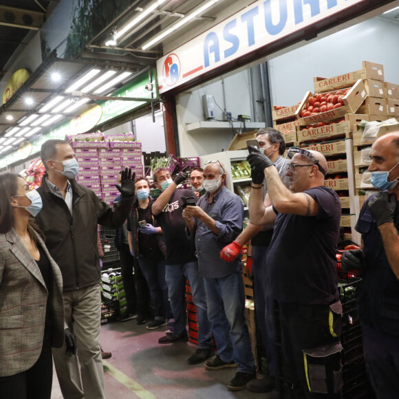 Le roi Felipe VI d'Espagne et la reine Letizia ont visité Mercamadrid, la plus grande plateforme logistique de produits frais d'Espagne, le 21 mai 2020 à partir de 5h30 du matin, pour soutenir l'effort des professionnels qui maintiennent l'approvisionnement du pays en produit frais pendant l'épidémie de coronavirus (COVID-19).