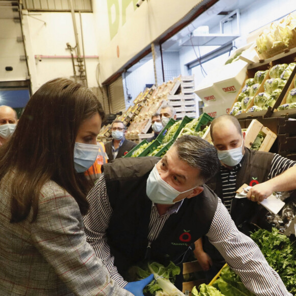 Le roi Felipe VI d'Espagne et la reine Letizia ont visité Mercamadrid, la plus grande plateforme logistique de produits frais d'Espagne, le 21 mai 2020 à partir de 5h30 du matin, pour soutenir l'effort des professionnels qui maintiennent l'approvisionnement du pays en produit frais pendant l'épidémie de coronavirus (COVID-19).