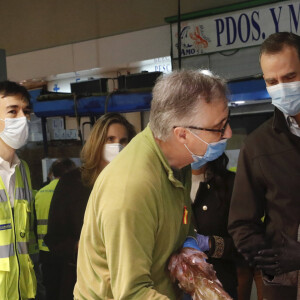 Le roi Felipe VI d'Espagne et la reine Letizia ont visité Mercamadrid, la plus grande plateforme logistique de produits frais d'Espagne, le 21 mai 2020 à partir de 5h30 du matin, pour soutenir l'effort des professionnels qui maintiennent l'approvisionnement du pays en produit frais pendant l'épidémie de coronavirus (COVID-19).