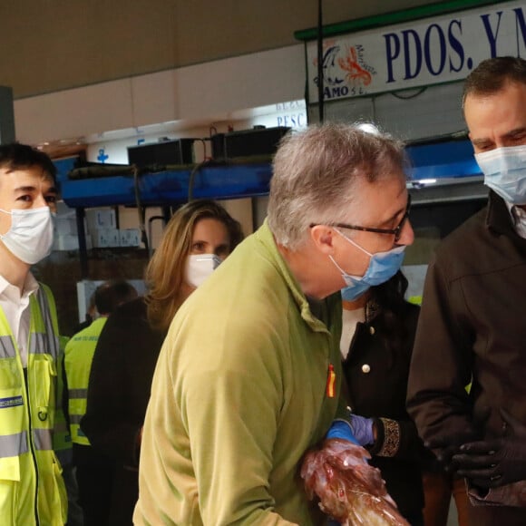 Le roi Felipe VI d'Espagne et la reine Letizia ont visité Mercamadrid, la plus grande plateforme logistique de produits frais d'Espagne, le 21 mai 2020 à partir de 5h30 du matin, pour soutenir l'effort des professionnels qui maintiennent l'approvisionnement du pays en produit frais pendant l'épidémie de coronavirus (COVID-19).