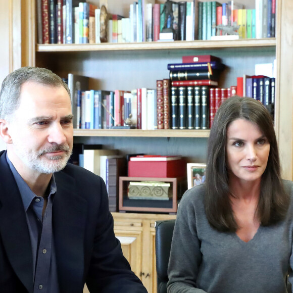 Le roi Felipe VI d'Espagne et la reine Letizia au travail au palais de la Zarzuela à Madrid le 20 mai 2020 lors d'une visioconférence avec des artistes de la nouvelle scène culturelle espagnole.