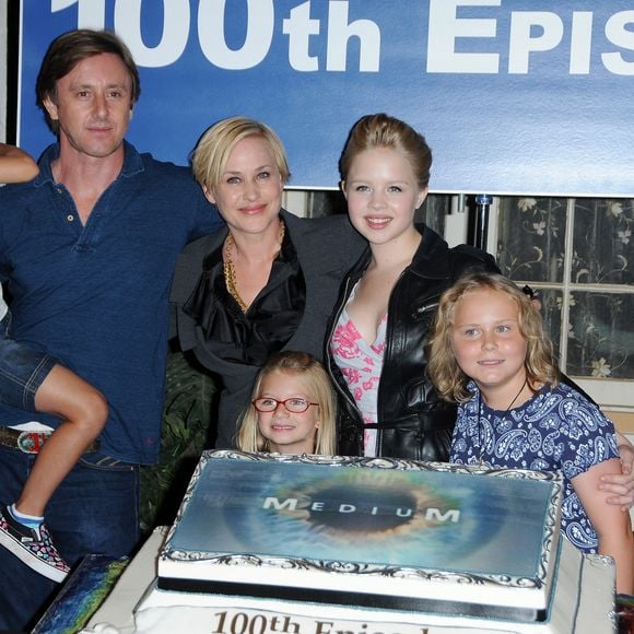 Jake Weber, Patricia Arquette, Sofia Vassilieva, Miguel Sandoval, Maria Lark, Madison Carabello et Miranda Carabello célèbrent le 100e épisode de la série "Medium". Manhattan Beach. Le 27 août 2009. @LMartinez/PictureGroup/ABACAPRESS.COM