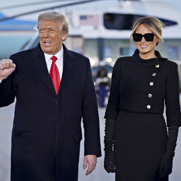 Donald Trump, accompagné de sa femme Melania, quitte la Maison Blanche à l'issue de son mandat de président des Etats-Unis à Washington, le 20 janvier 2021.  U.S. President Donald Trump and U.S. First Lady Melania Trump, depart before boarding Marine One on the South Lawn of the White House in Washington, D.C. January 20th, 2021. 