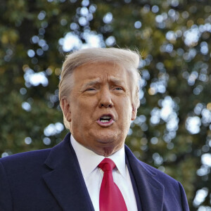 Donald Trump, accompagné de sa femme Melania, quitte la Maison Blanche à l'issue de son mandat de président des Etats-Unis à Washington, le 20 janvier 2021.  U.S. President Donald Trump and U.S. First Lady Melania Trump, depart before boarding Marine One on the South Lawn of the White House in Washington, D.C. January 20th, 2021. 