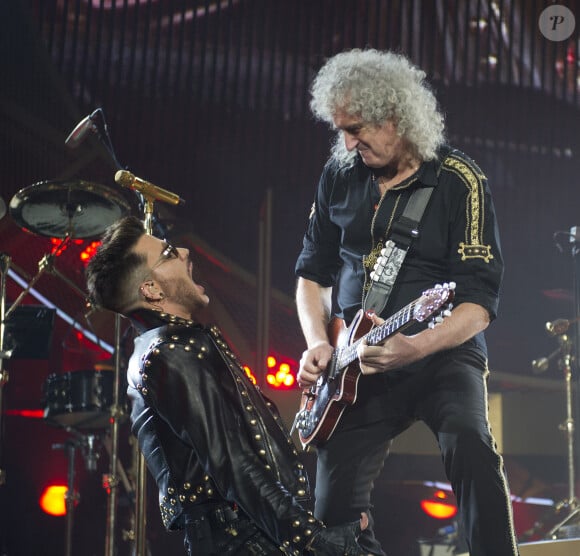 Le chanteur Adam Lambert et le guitariste Brian May lors du concert du groupe Queen et Adam Lambert à Amsterdam, le 30 Janvier 2015.
