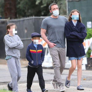 Ben Affleck lors d'une balade avec ses trois enfants Violet, Seraphina et Samuel à Los Angeles le 24 mai 2020.