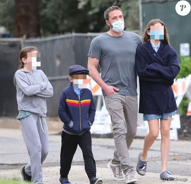 Ben Affleck lors d'une balade avec ses trois enfants Violet, Seraphina et Samuel à Los Angeles le 24 mai 2020.