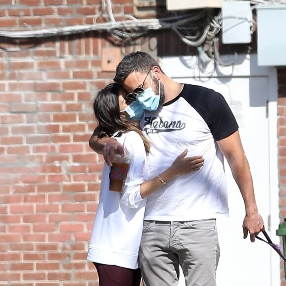 Exclusif - Ben Affleck et Ana de Armas font une pause tendresse lors de leur sortie quotidienne avec le chien à Los Angeles le 19 mai 2020.