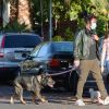 Exclusif - Ben Affleck et sa compagne Ana de Armas promènent leurs chien en portant des masques pour se protéger de l'épidémie de Coronavirus (Covid-19) à Los Angeles, le 18 mai 2020.