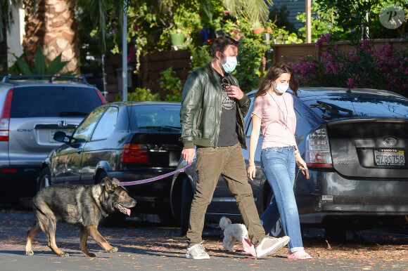 Exclusif - Ben Affleck et sa compagne Ana de Armas promènent leurs chien en portant des masques pour se protéger de l'épidémie de Coronavirus (Covid-19) à Los Angeles, le 18 mai 2020.