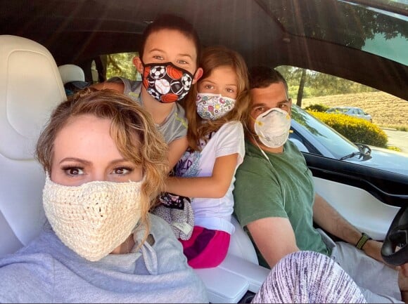 Alyssa Milano, son mari Dave Bugliari et leurs enfants, Milo et Elizabella. Twitter. Le 23 mai 2020.