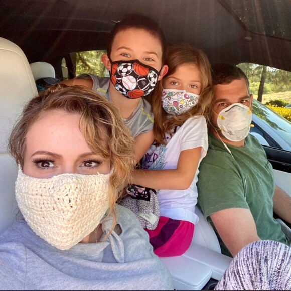 Alyssa Milano, son mari Dave Bugliari et leurs enfants, Milo et Elizabella. Twitter. Le 23 mai 2020.