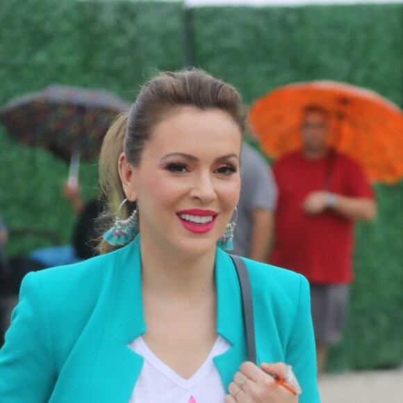 Alyssa Milano quitte une fête avant le Super Bowl à Miami le 1er février 2020.