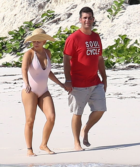 Exclusif - Alyssa Milano et son mari Dave Bugliari profitent d'une belle journée en amoureux sur une plage aux Bahamas. Le 5 novembre 2015.