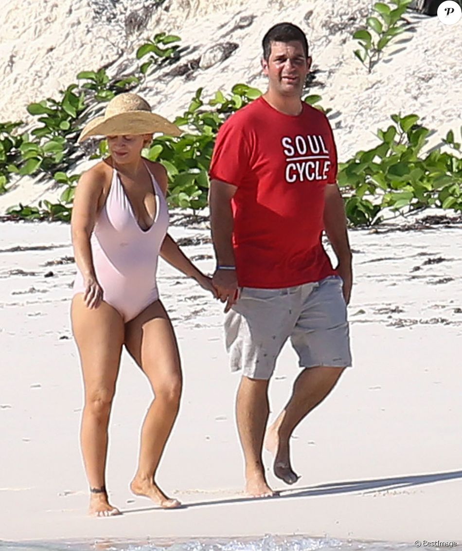 Alyssa Milano Et Son Mari Exclusif - Alyssa Milano et son mari Dave Bugliari profitent d'une belle  journée en amoureux sur une plage aux Bahamas. Le 5 novembre 2015. -  Purepeople