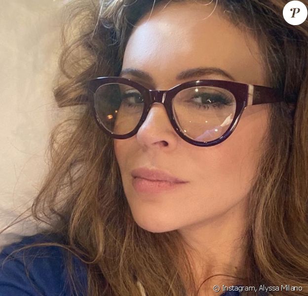 Alyssa Milano: Son drôle de masque de protection descendu en 