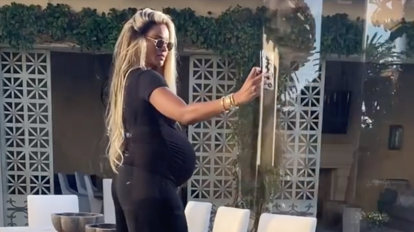 Ciara, enceinte : moquée par son mari qui la grille en plein selfie !