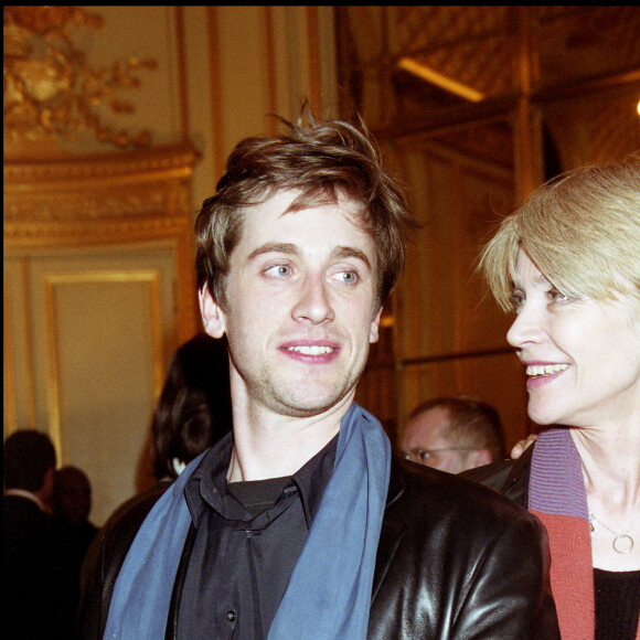 Archives- Thomas Dutronc et Françoise Hardy au concert de Henri Salvador à l'Olympia en 2001. 
