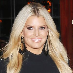 Jessica Simpson habillée en noir à la sortie de l'hôtel Bowery à New York le 4 février 2020.