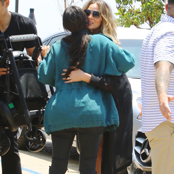Kanye West s'embrouille avec les photographes à la sortie du restaurant Nobu où il déjeunait en famille à Malibu. Kim Kardashian porte dans ses bras leur fille North qui éclate en sanglots à la vue de la dispute entre son père et les photographes. John Legend et sa femme Christine Teigen sortent aussi du restaurant avec leur fille Luna. Le 29 mai 2016