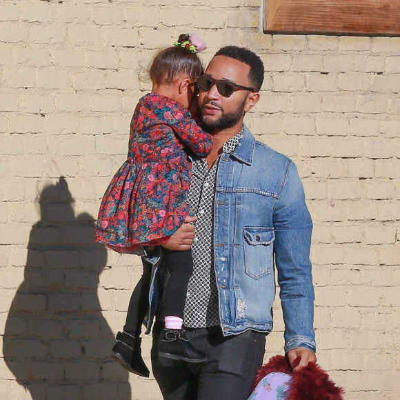 Exclusif - John Legend se promène avec sa fille Luna à Los Angeles, le 6 février 2020.