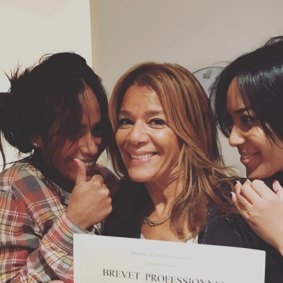 Amel Bent, sa petite soeur Mel et leur mère. Décembre 2017.