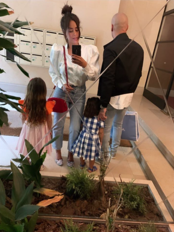 Amel Bent, son mari Patrick Antonelli et leurs deux filles Sofia et Hana. Mai 2020.