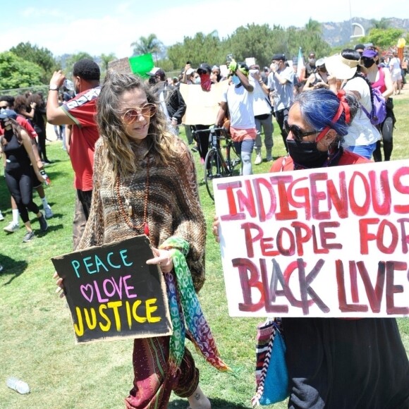 Paris Jackson participe à la manifestation contre le racisme et les violences policières, avec le mouvement Black Lives Matter en mémoire de George Floyd. Los Angeles, le 30 mai 2020. George Floyd a été asphyxié par plaquage au sol lors de son arrestation à Minneapolis, le 25 mai 2020.