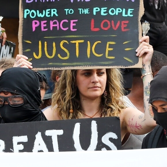 Paris Jackson participe à la manifestation contre le racisme et les violences policières, avec le mouvement Black Lives Matter en mémoire de George Floyd. Los Angeles, le 1er juin 2020. George Floyd a été asphyxié par plaquage au sol lors de son arrestation à Minneapolis, le 25 mai 2020.
