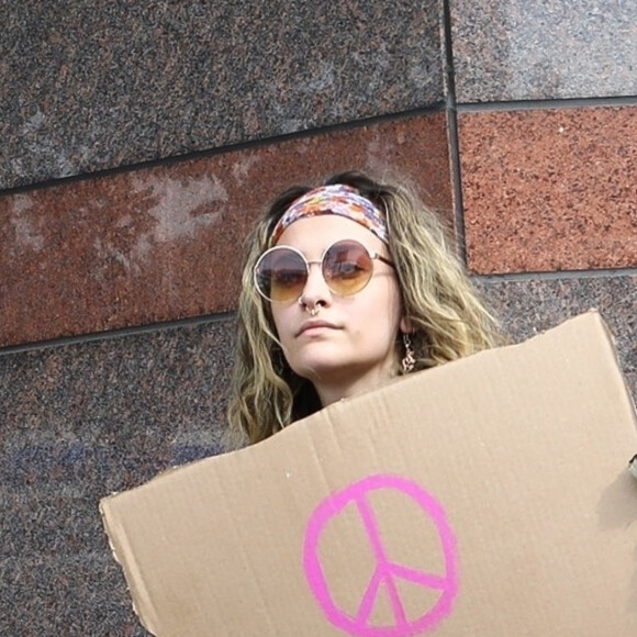 Paris Jackson participe à la manifestation contre le racisme et les violences policières, avec le mouvement Black Lives Matter en mémoire de George Floyd. Los Angeles, le 1er juin 2020. George Floyd a été asphyxié par plaquage au sol lors de son arrestation à Minneapolis, le 25 mai 2020.