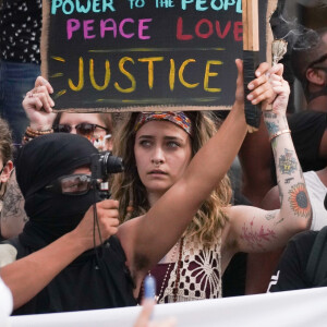 Paris Jackson participe à la manifestation contre le racisme et les violences policières, avec le mouvement Black Lives Matter en mémoire de George Floyd. Los Angeles, le 1er juin 2020. George Floyd a été asphyxié par plaquage au sol lors de son arrestation à Minneapolis, le 25 mai 2020.