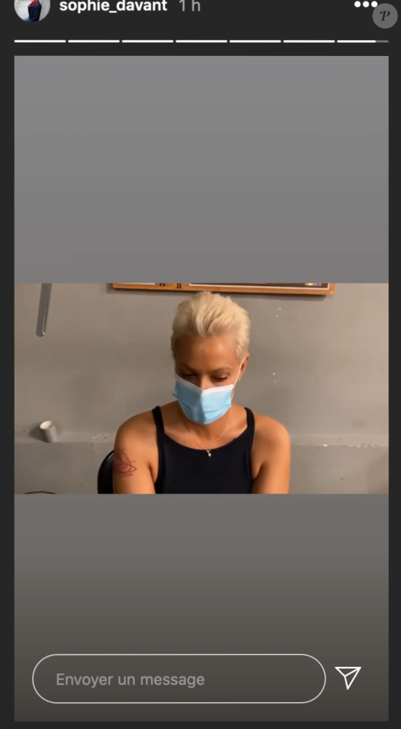 Sophie Davant filme les coulisses du tournage d'Affaire conclue et recadre sa coiffeuse qui ne porte pas le masque - Instagram, 2 juin 2020
