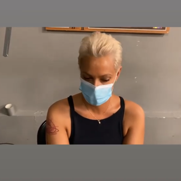 Sophie Davant filme les coulisses du tournage d'Affaire conclue et recadre sa coiffeuse qui ne porte pas le masque - Instagram, 2 juin 2020