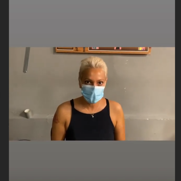 Sophie Davant filme les coulisses du tournage d'Affaire conclue et recadre sa coiffeuse qui ne porte pas le masque - Instagram, 2 juin 2020