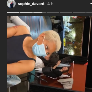 Sophie Davant filme les coulisses du tournage d'Affaire conclue et recadre sa coiffeuse qui ne porte pas le masque - Instagram, 2 juin 2020