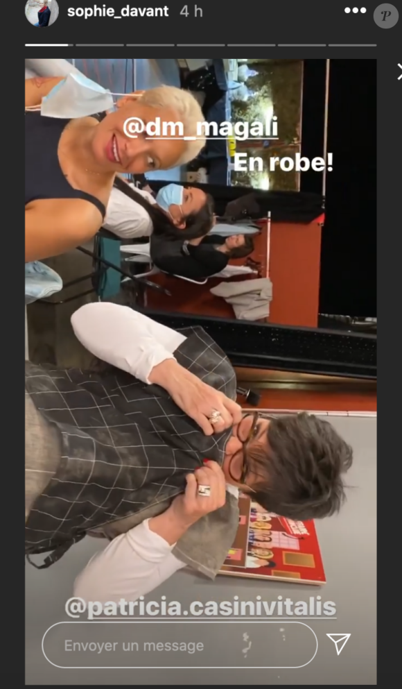 Sophie Davant filme les coulisses du tournage d'Affaire conclue et recadre sa coiffeuse qui ne porte pas le masque - Instagram, 2 juin 2020