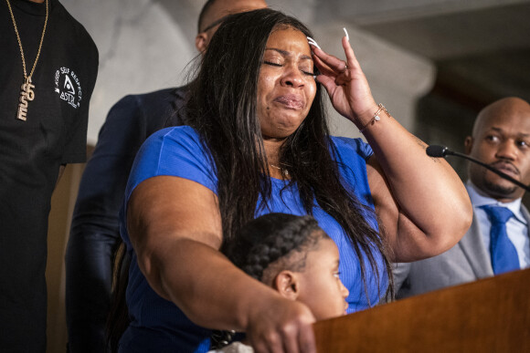 Roxie Washington, la mère la fille de 6 ans de George Floyd, Gianna Floyd, craque lors d'une conférence de presse à la mairie de Minneapolis le 2 juin 2020 (Leila Navidi/Minneapolis Star Tribune/TNS)