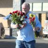 Exclusif - Thomas Markle (le père de Meghan) achète deux douzaines de roses et trois boîtes de chocolats à Los Angeles, le 13 février 2020.