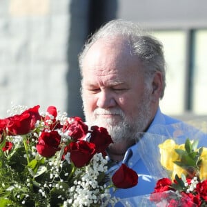 Exclusif - Thomas Markle (le père de Meghan) achète deux douzaines de roses et trois boîtes de chocolats à Los Angeles, le 13 février 2020.