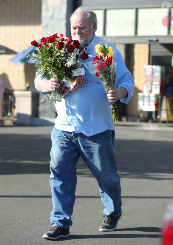Exclusif - Thomas Markle (le père de Meghan) achète deux douzaines de roses et trois boîtes de chocolats à Los Angeles, le 13 février 2020.