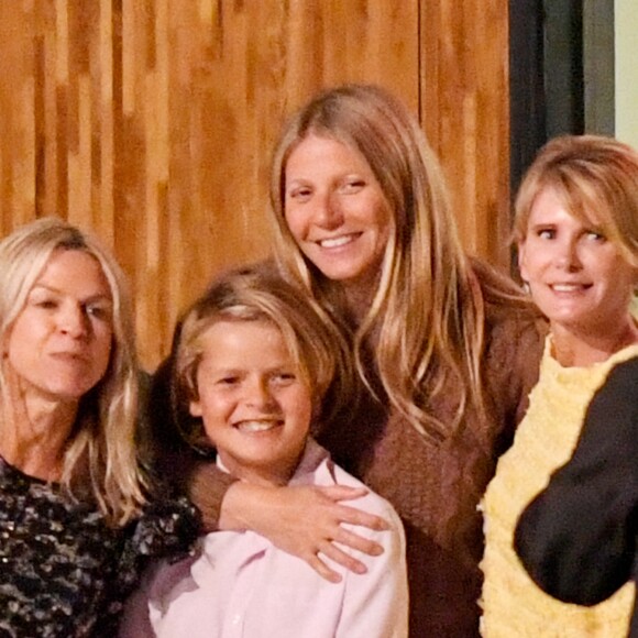 Exclusif - Gwyneth Paltrow avec son fils Moses et son amie Crystal avec ses trois fils, à la sortie d'un restaurant à Los Angeles, le 8 juin 2018.