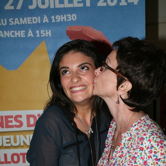 Ariane Carletti (ancienne animatrice du Club Dorothée) et sa fille Eléonore Sarrazin-Carletti - Première de la comédie "Scènes d'été pour jeunes gens en maillots de bain" au théatre du Vingtième à Paris le 18 juin 2014.