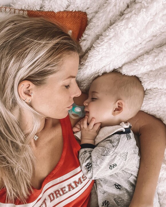 Jessica Thivenin dort avec son fils Maylone - photo Instagram du 7 juin 2020