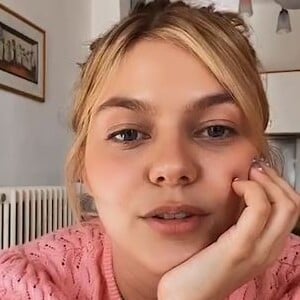 Louane (Emera) s'est confiée sur la naissance de sa fille Esmée lors d'un live sur Instagram le 9 juin 2020.