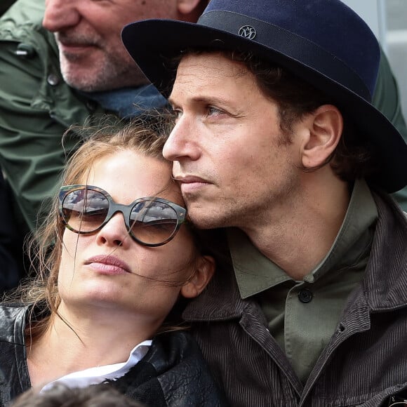 Raphael et sa compagne Mélanie Thierry - Célébrités dans les tribunes des internationaux de France de tennis de Roland Garros à Paris, France, le 7 juin 2019. © Cyril Moreau/Bestimage