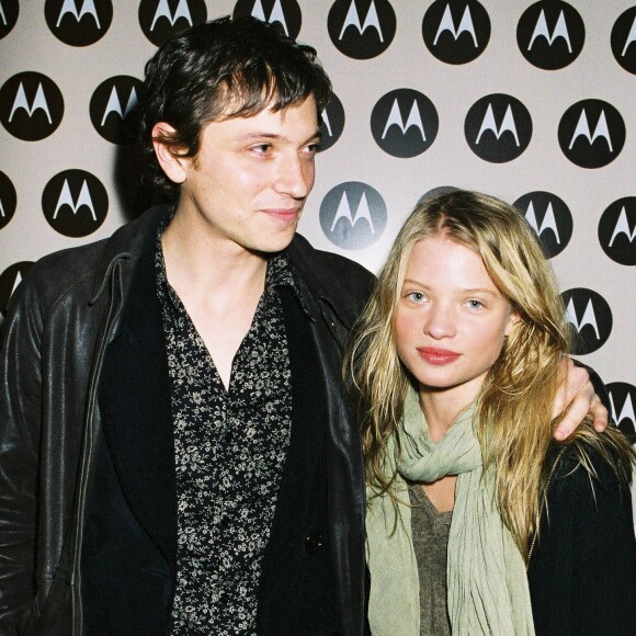 Raphaël et Mélanie Thierry à Paris en 2004.